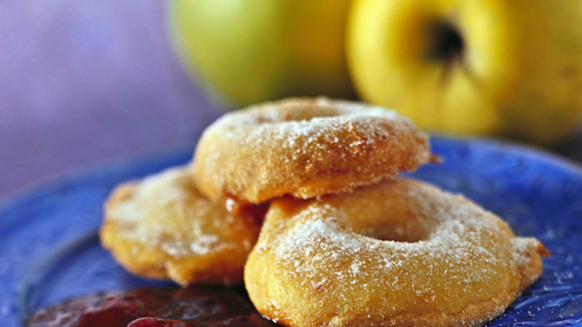 Frittelle di mele con confettura di fragole