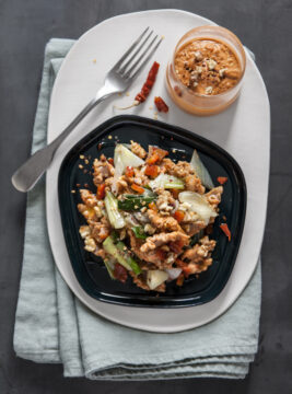 Pasta di farro con cipollotti e pesto di noci all'arancia