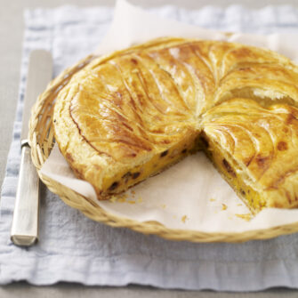 Sfogliata con nocciole e cioccolato