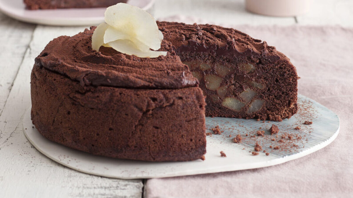 Torta al cioccolato e cannella con pere sciroppate
