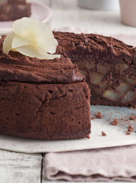 Torta al cioccolato e cannella con pere sciroppate
