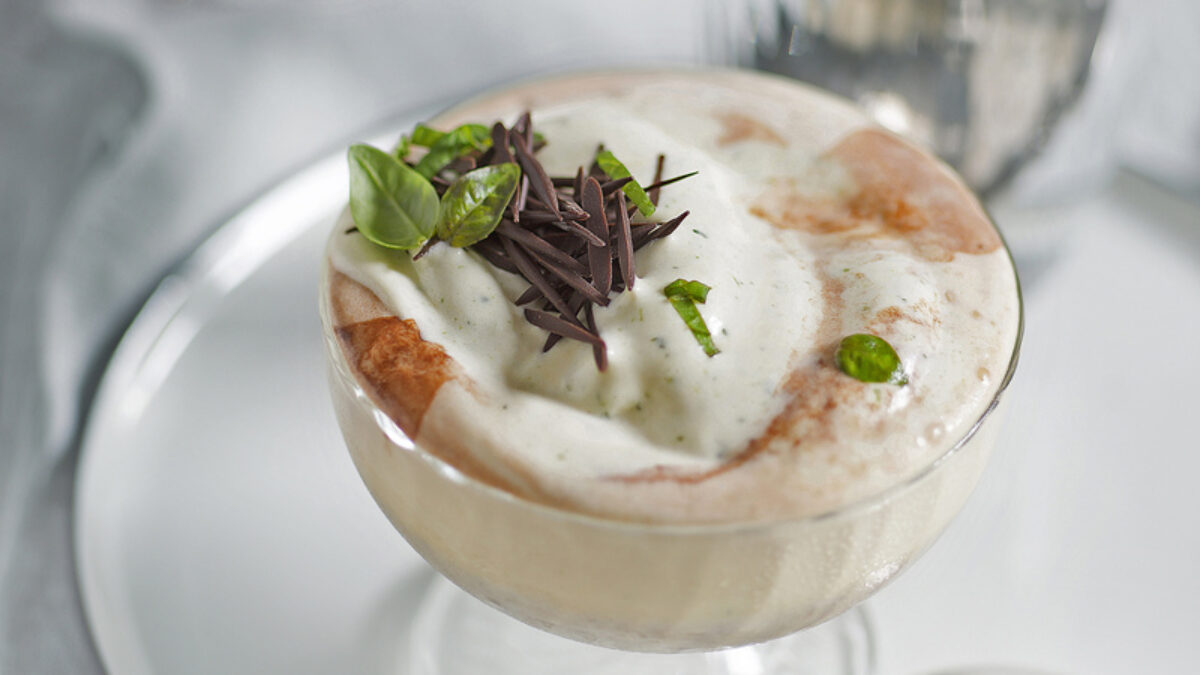 Gelato con menta e basilico e briciole di cioccolato