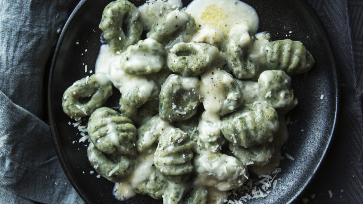 Gnocchi alle ortiche con salsa al caprino