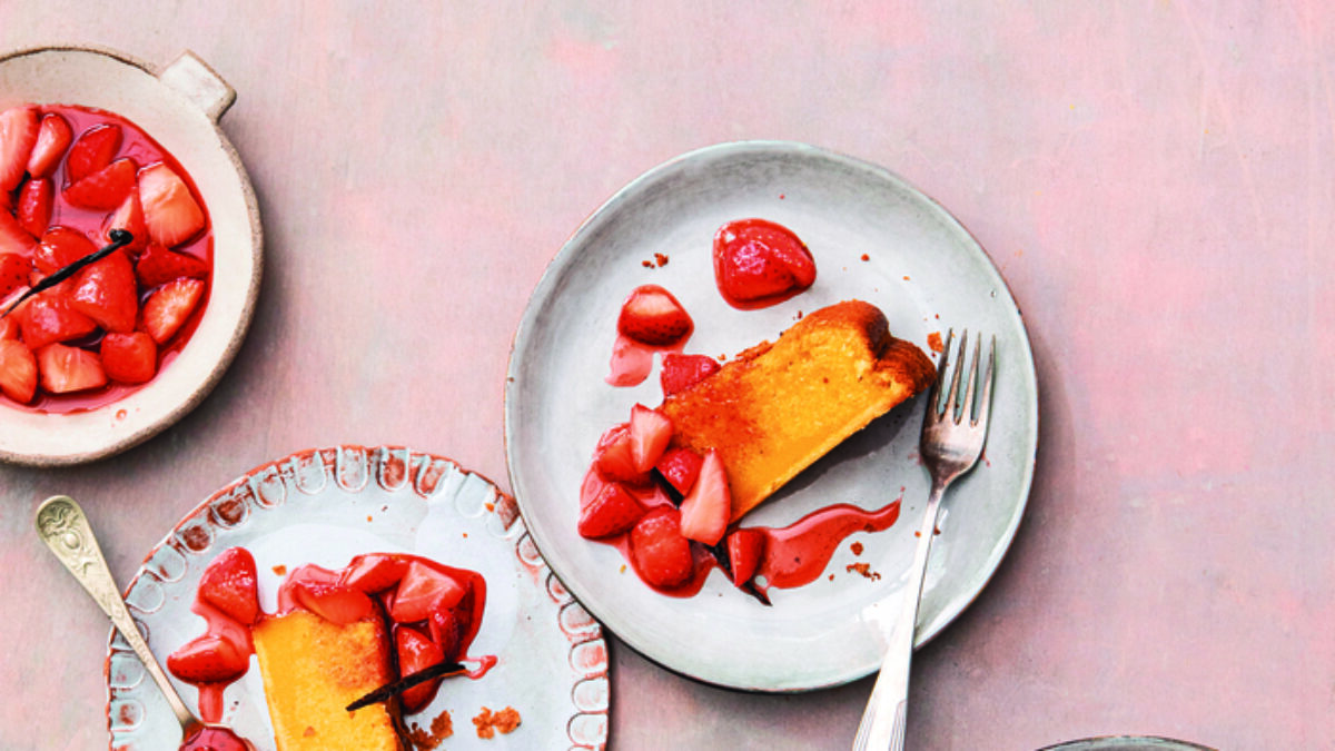 Cake all’olio con fragole alla vaniglia
