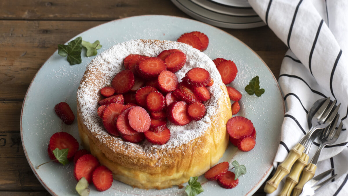 Torta magica all’acqua di fiori d’arancio con fragole