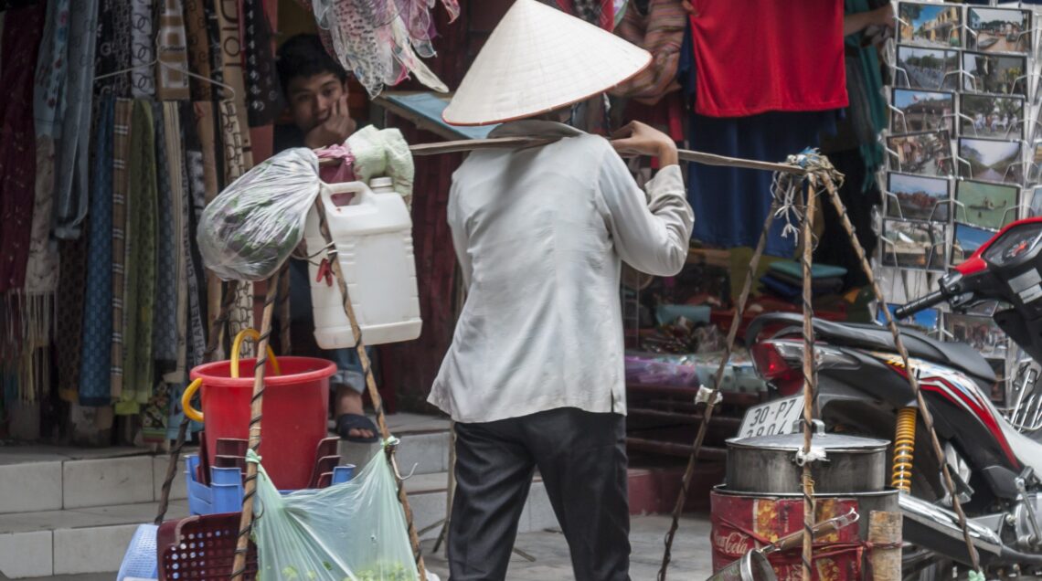 Hanoi_Vietnam_Street-vendors_© CEphoto, Uwe Aranas2
