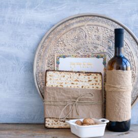 Passover con piatto del seder, vino rosso e matzot