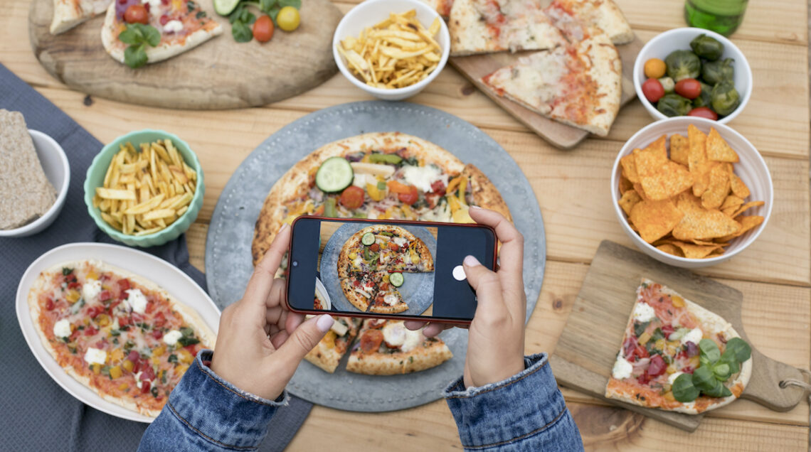 smartphone fotografa pizza