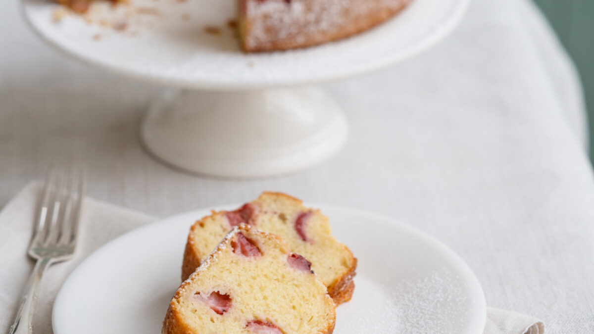 Ciambellone alla ricotta con limone e fragole