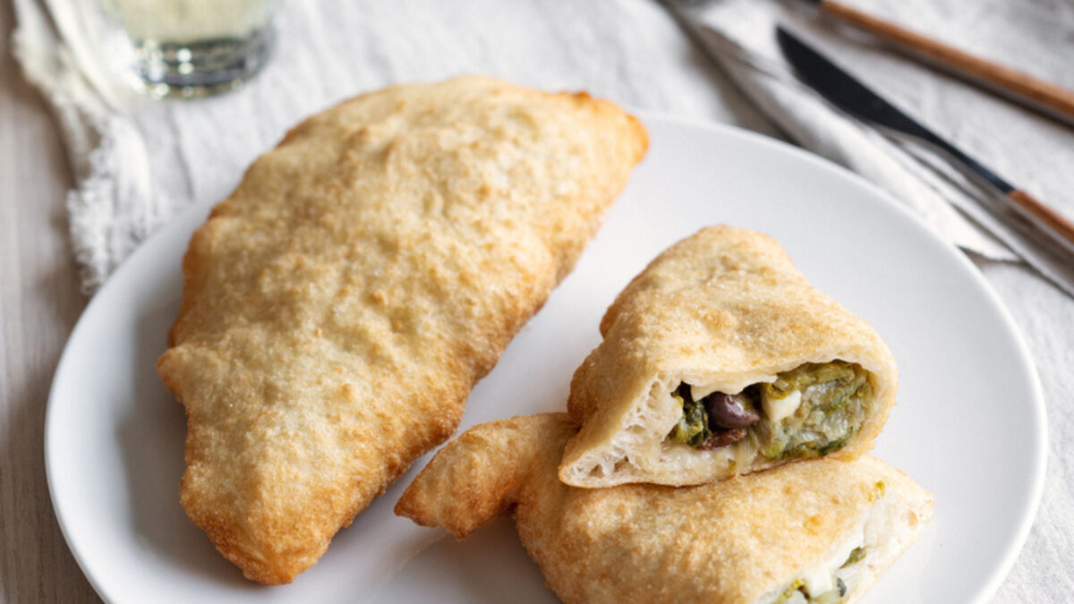 Pizza fritta con scarola, provola, olive di Gaeta e acciughe