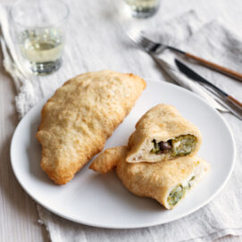 Pizza fritta con scarola, provola, olive di Gaeta e acciughe