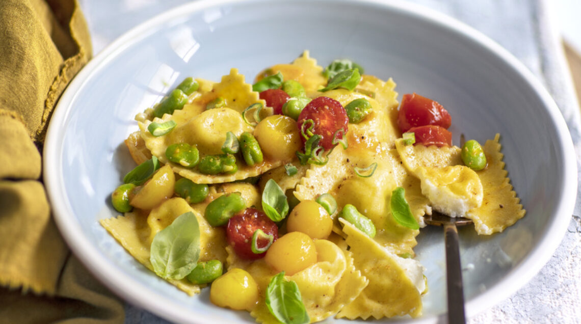 Ravioli di burrata con fave fresche e pomodorini