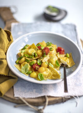 Ravioli di burrata con fave fresche e pomodorini