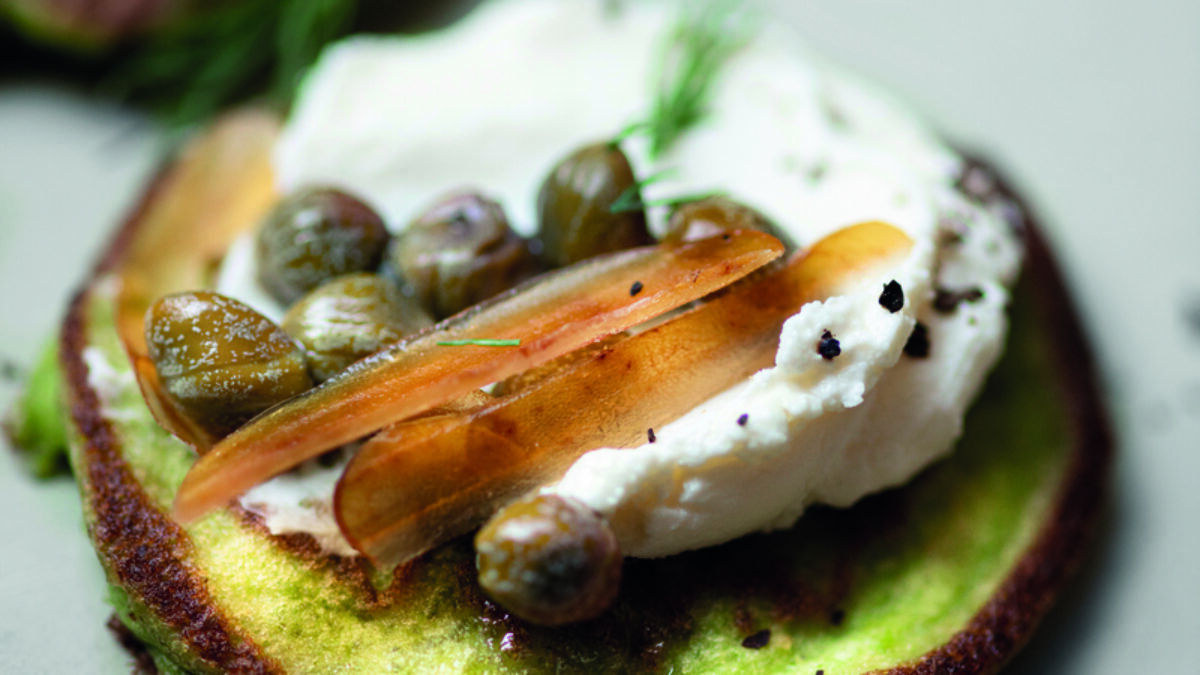 Pancake di piselli con capperi e bottarga