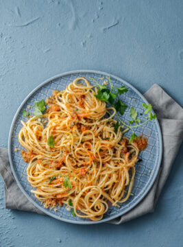 pasta lunga con salsa piccante