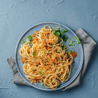 pasta lunga con salsa piccante
