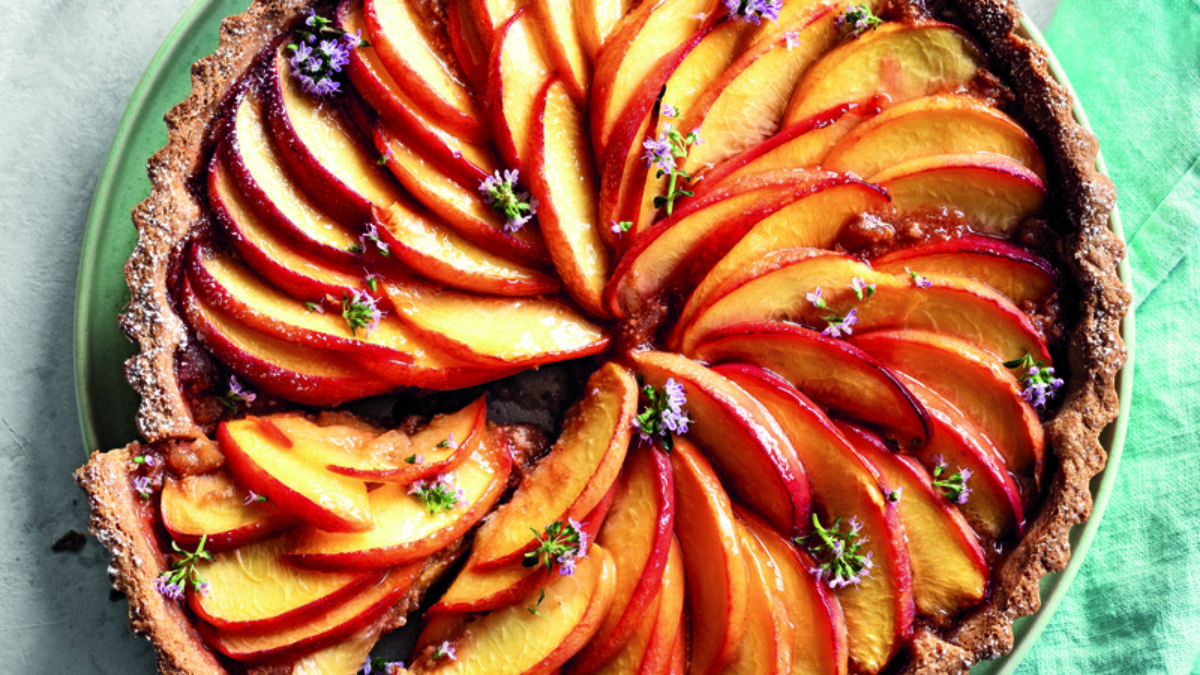 Crostata alla cannella con composta di pesche e amaretti
