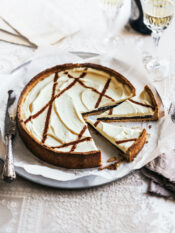 Crostata con ganache al caffè e crema alla ricotta