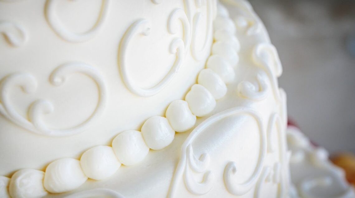 Torta nuziale con decorazioni in glassa fondente