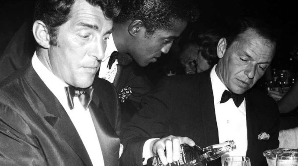 Sinatra con il suo Jack Danielâs insieme a Dean Martin e Sammy Davis