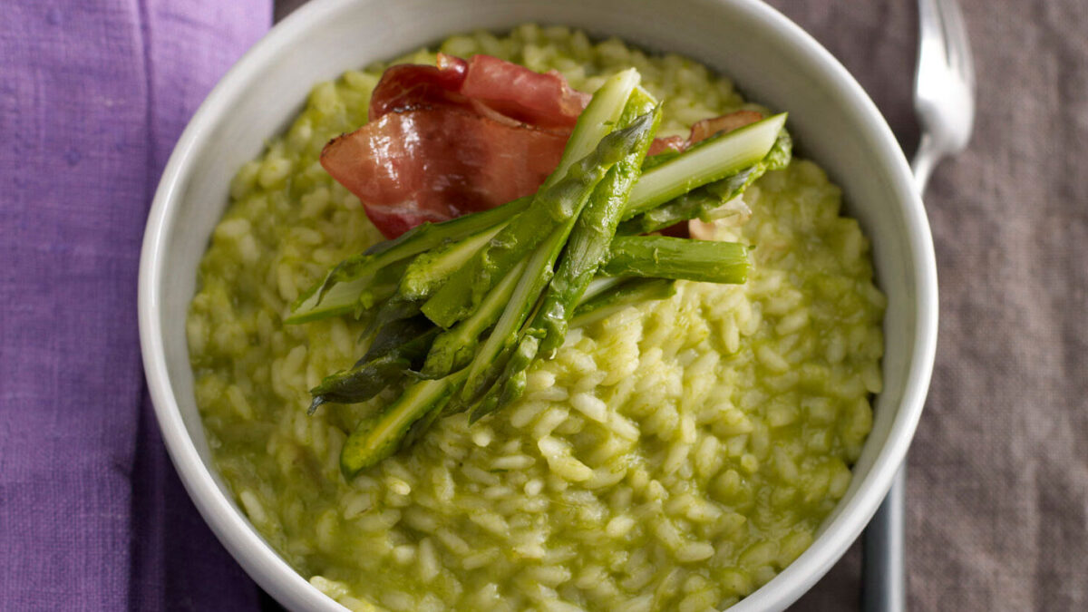 Il risotto con crema di asparagi e speck: cremoso, saporito, irresistibile