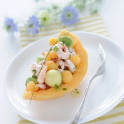 Barchette di melone e gamberi
