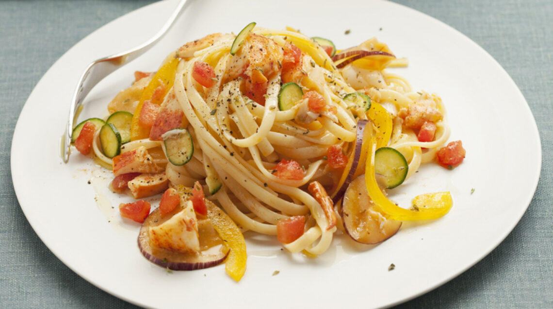 Pasta fredda con astice e verdure crude