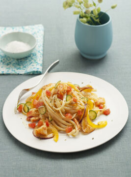 Pasta fredda con astice e verdure crude