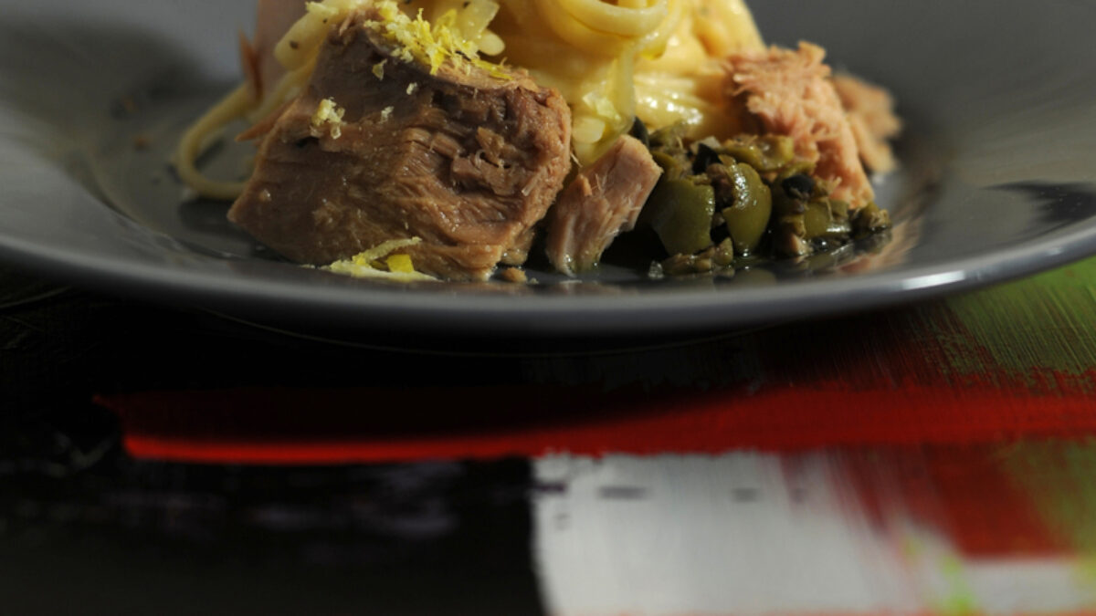 Linguine con tonno, capperi, olive e pecorino al limone