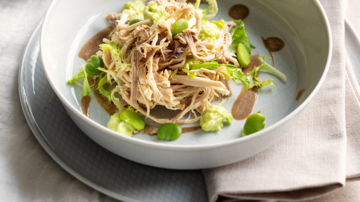 Insalata di pollo con pesto di fave e latte all’aglio nero