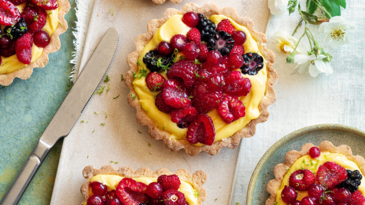 Tartellette con crema al lime e frutti misti