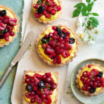 Tartellette con crema al lime e frutti misti