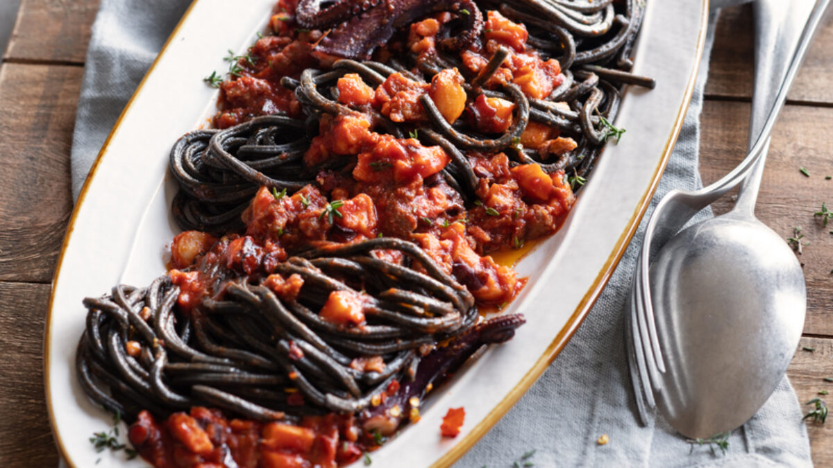 Spaghetti al nero di seppia con ragù di polpo e salsiccia piccante
