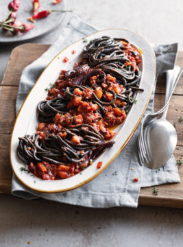 Spaghetti al nero di seppia con ragù di polpo e salsiccia piccante