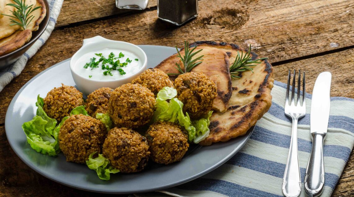 Falafel croccanti con salsa di menta e aglio, pane naan con cumino ed erbe aromatiche