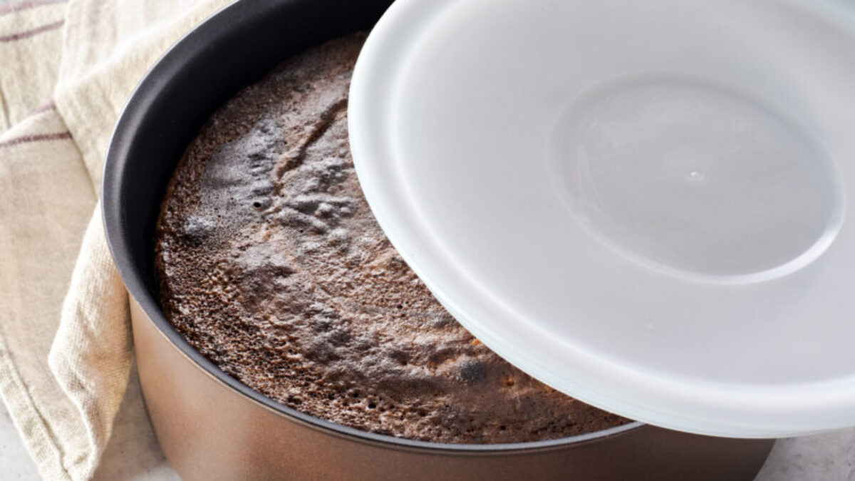 Flan caramellato con crema, cioccolato e lamponi
