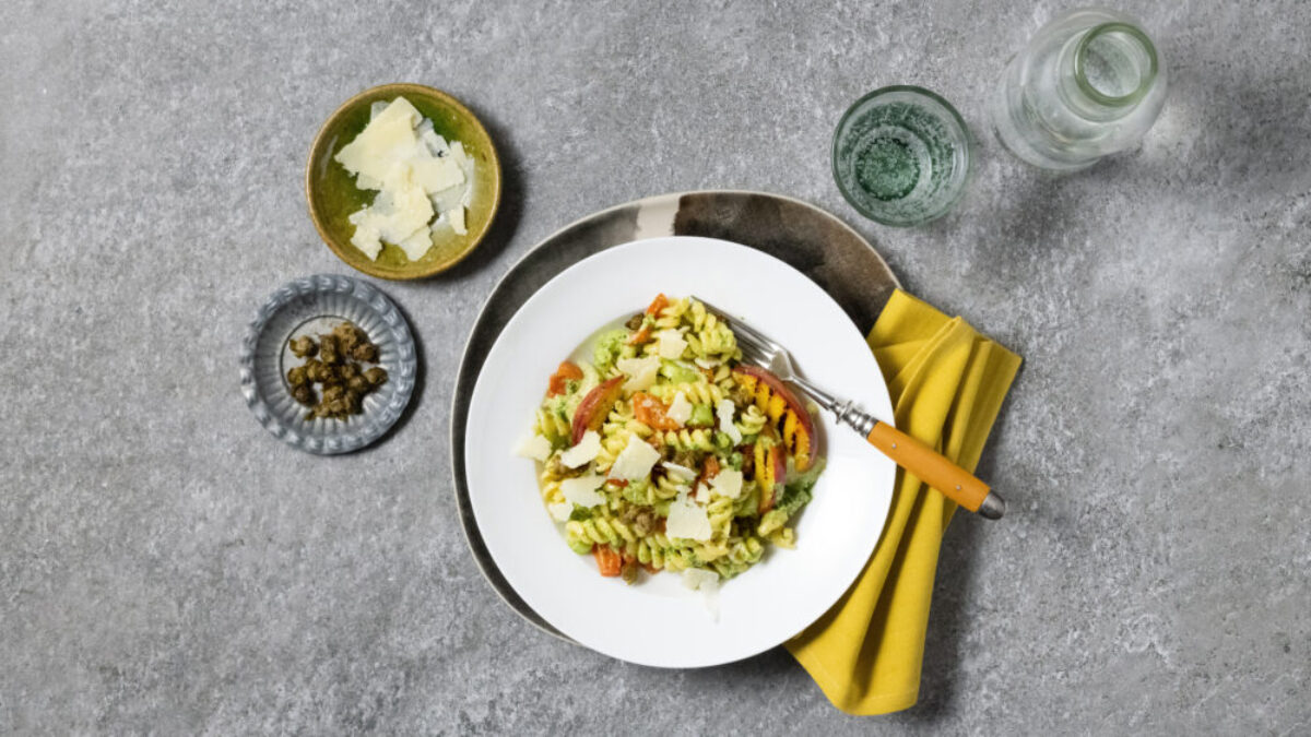 Insalata di pasta con Grana Padano, crema di pistacchi e pesche grigliate