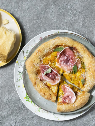 Pizza integrale in bianco al Grana Padano DOP con zucca estiva e crudo
