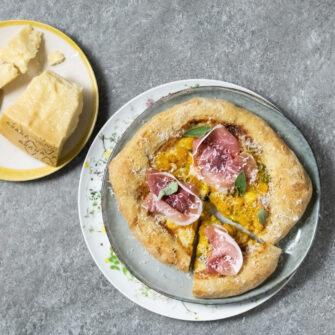 Pizza integrale in bianco al Grana Padano DOP con zucca estiva e crudo