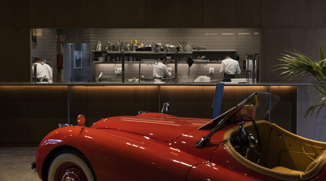 Ristorante Olio - cucina a vista con auto storica