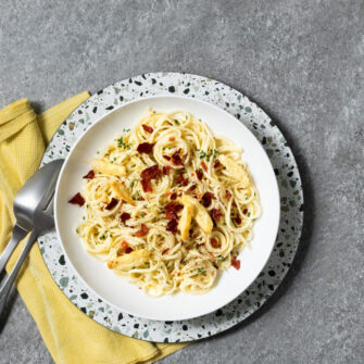 Linguine al profumo di limone con crema e briciole croccanti di Grana Padano DOP e peperoni cruschi