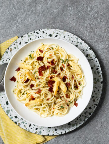 Linguine al profumo di limone con crema e briciole croccanti di Grana Padano DOP e peperoni cruschi