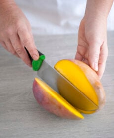 Tagliata di mango e papaia con meringa morbida al lime