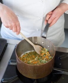 Orzetto con erbe, fiori e tartare di trota