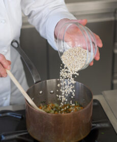 Orzetto con erbe, fiori e tartare di trota