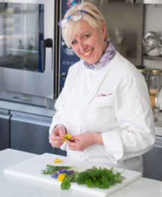 Orzetto con erbe, fiori e tartare di trota