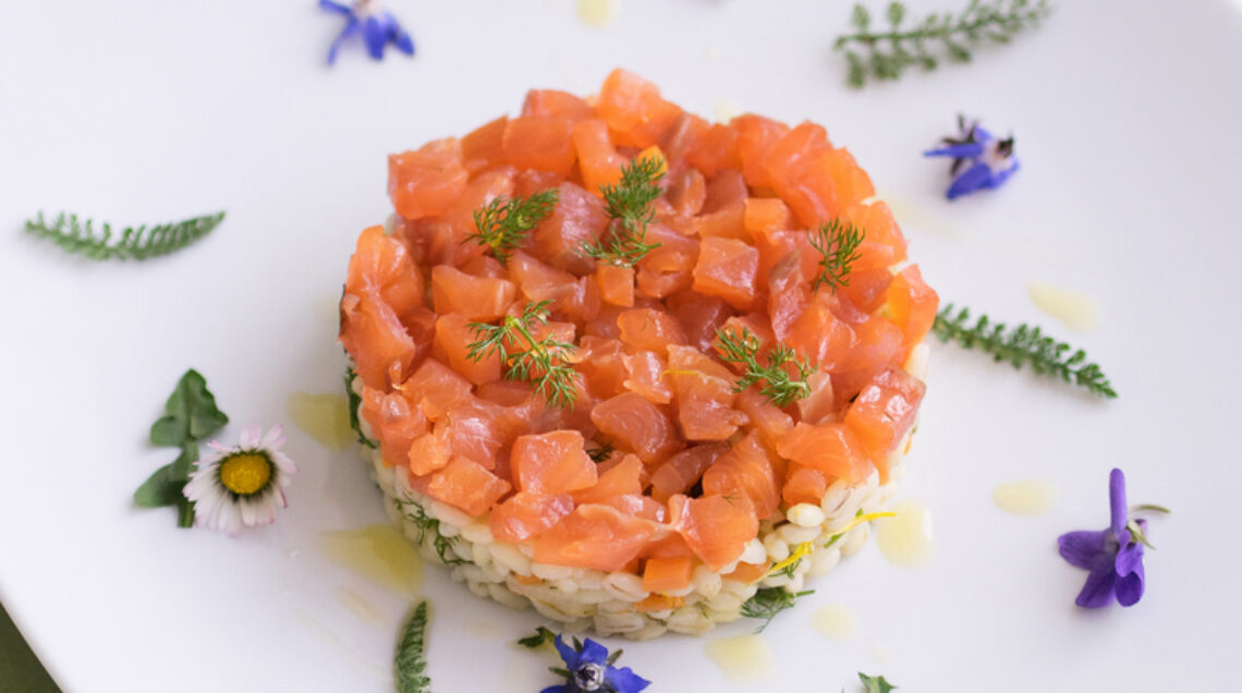 Orzetto con erbe, fiori e tartare di trota