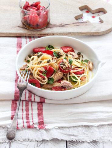 Spaghetti agli sgombri e confit di datterini