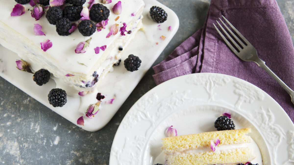 Tronchetto alla panna con more e rose del marocco