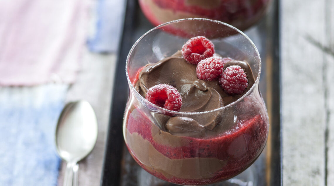 Mousse di cioccolato all'acqua con salsa ai lamponi